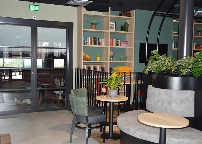 Hotel Rozenburg מלון 3*